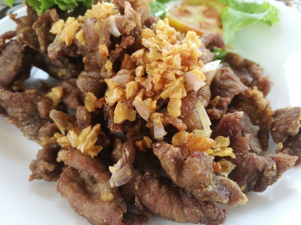 fried pork with garlic and pepper